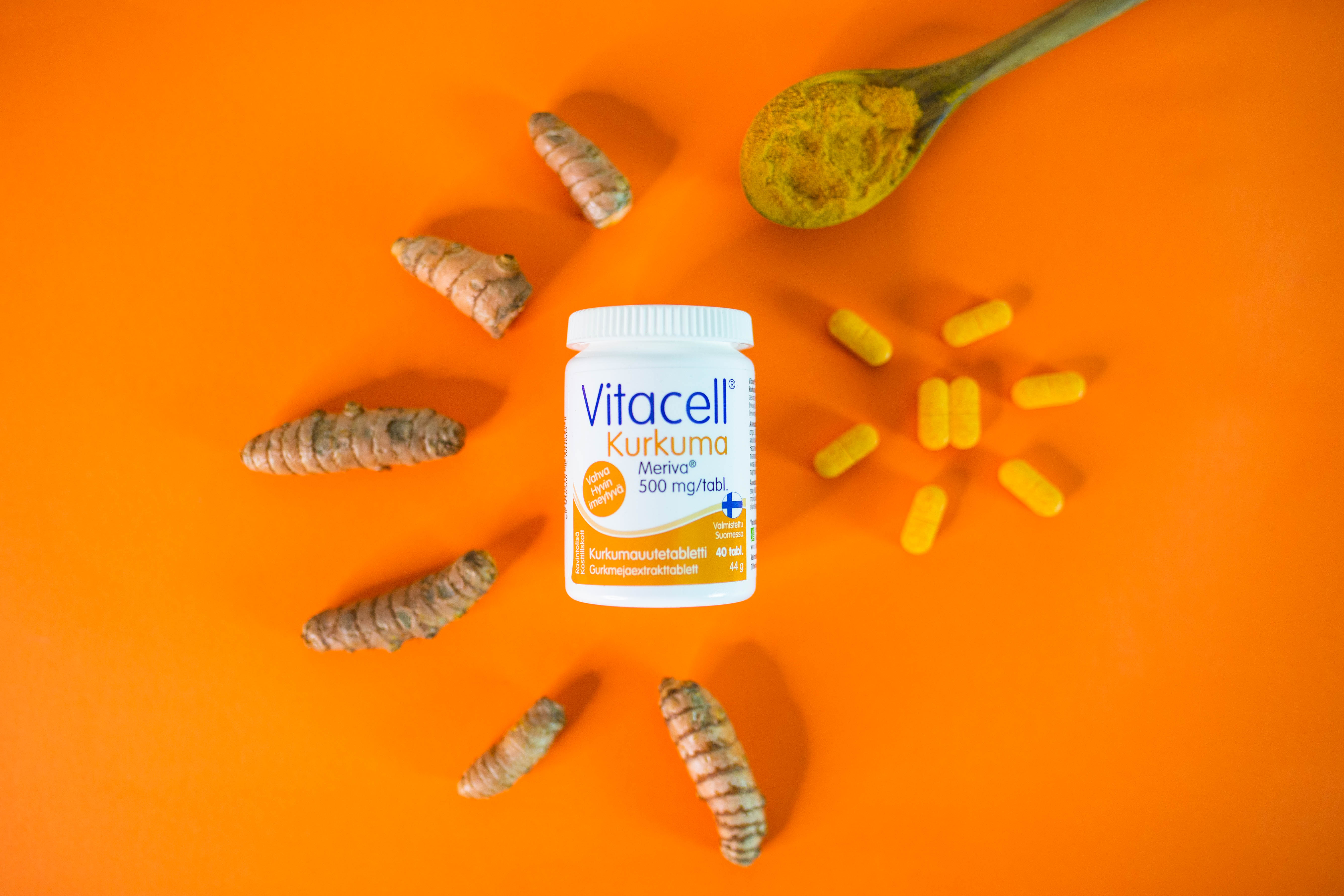 Vitacell Kurkuma -ravintolisä sisältää korkealuokkaista hyvin imeytyvää Meriva-kurkumauutetta, joka vaikuttaa monipuolisesti kehon hyvinvointiin.